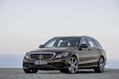 Mercedes-Benz - Arriverà sul mercato a partire dal prossimo settembre la nuova Mercedes Class C station wagon, che va ad arricchire ulteriormente la gamma della Stella.  width=