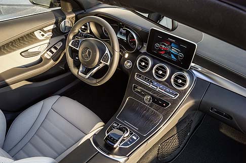 Mercedes-Benz - A bordo un touchpad sviluppato da Mercedes-Benz è in grado di gestire tutte le funzioni della head unit. Un’altra novità è il display head-up, che permette di visualizzare le principali informazioni direttamente nel campo visivo del guidatore. width=