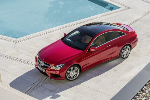 Mercedes-Benz - La caratteristica principale del nuovo look di Mercedes Classe E Coupé e Cabrio è riconoscibile nella parte anteriore, modificata con nuovi fari che comprendono una sola lente proiettore su tutti gli elementi funzionali. width=