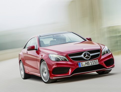 Mercedes-Benz - La Coupé presenta proporzioni classiche cofano e linea laterale allungate, mentre la linea del tetto appare piatta. Diversamente, la Cabriolet dispone di finestre laterali completamente retrattili, con una linea di cintura che sale un pò.  width=