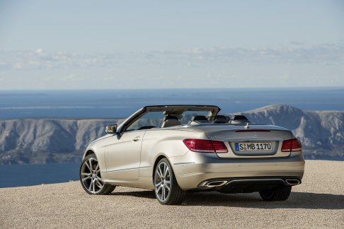 Mercedes-Benz - L'interno è caratterizzato dalla console centrale ridisegnata senza leva del cambio, così come il volante multifunzione a tre razze con leva DIRECT SELECT e comandi del cambio in combinazione con il cambio automatico. width=