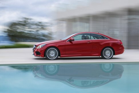 Mercedes-Benz - Per un comfort eccezionale durante la guida è disponibile il sistema AIRCAP in opzione, che contribuisce a ridurre le turbolenze causate dal flusso d’aria, minimizzando, quindi, i livelli di rumorosità.  width=