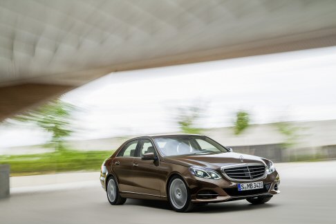 Mercedes-Benz - I designer hanno reinterpretato gli stilemi classici della Stella ottenendo come risultato un look imponente e di raffinata sportività . width=