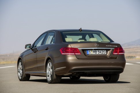 Mercedes-Benz - Gli interni della Classe E sono in armonia con il design esterno. Materiali di pregio e superfici suddivise esaltano spazi e comfort. width=