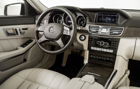 Mercedes-Benz - La Classe E, nella versione berlina e station-wagon, offre una gamma ricca di motorizzazioni diesel e benzina, potenti ed efficienti.  width=