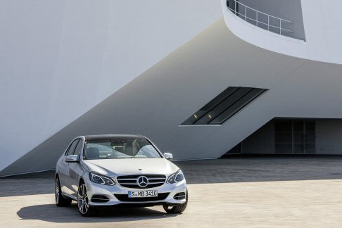 Mercedes-Benz - La gamma di motorizzazioni è completata dall'E 300 BlueTEC HYBRID, che combina il motore diesel a quattro cilindri con un motore elettrico per una potenza complessiva di 231 CV.  width=