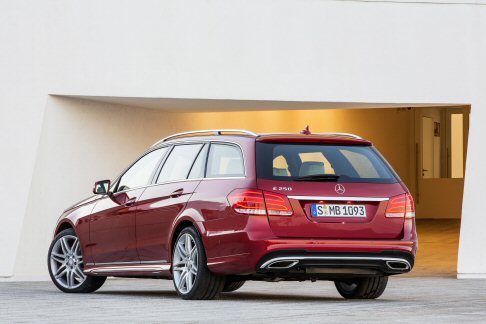 Mercedes-Benz - Con la nuova Classe E debuttano una serie di sistemi nuovi od ottimizzati, che rendono la guida ancora più comoda e sicura.  width=