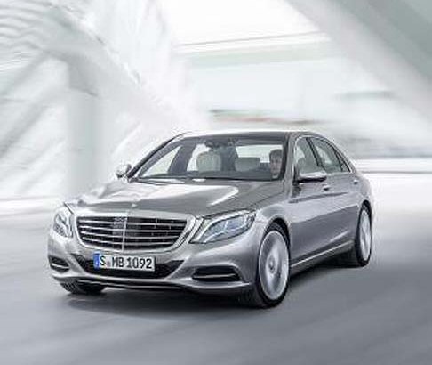 Mercedes-Benz - Il restyling dell’ammiraglia presenta un carattere dinamico ed elegante. Cresce nelle dimensioni la mascherina del radiatore, mentre il cofano motore lungo, la linea filante del tetto e la coda discendente le conferiscono proporzioni da berlina. width=