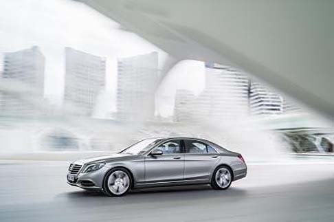 Mercedes-Benz - Con i modelli S 400 HYBRID, S 500, S 350 BlueTEC e S 300 BlueTEC HYBRID sarà possibile scegliere fra due versioni ibride, una a benzina e una diesel. Tutti i modelli sono campioni di efficienza nelle rispettive categorie. width=