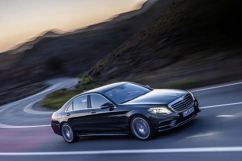 Mercedes-Benz - Per tutti i modelli della nuova Classe S la dotazione di serie prevede il cambio automatico 7G-TRONIC PLUS con leva del cambio DIRECT SELECT. width=