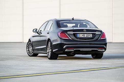Mercedes-Benz - L’equipaggiamento include dispositivi come il Distronic Plus con sistema di assistenza allo sterzo e Stop&Go Pilot. width=