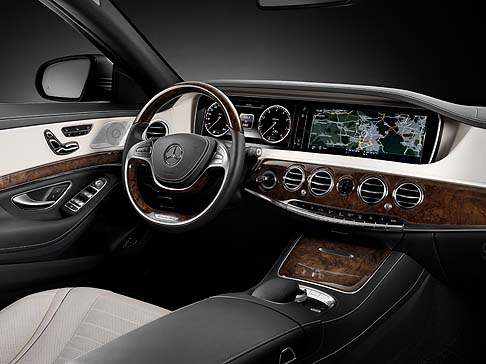Mercedes-Benz - La nuova Classe S è offerta in due versioni: PREMIUM e MAXIMUM. La Classe S PREMIUM è la versione entry-level, pensata per i Clienti alla ricerca di un equipaggiamento funzionale ma tecnologico. width=