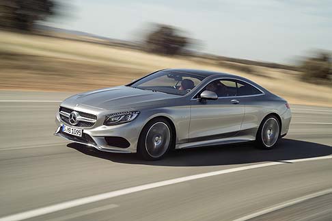 Mercedes-Benz - Di serie la Classe S Coupé adotta un tetto Panorama che si estende per due terzi dell’intera superficie del tetto. width=