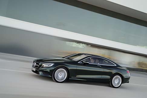 Mercedes-Benz - La motorizzazione disponibile al lancio è il V8 biturbo da 4663 cm3. La S 500 Coupé assicura una potenza di 335 kW (455 CV) e una coppia massima di 700 Nm.  width=