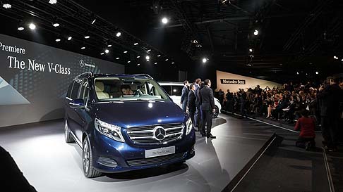Mercedes-Benz - Stilisticamente la vettura ricalca gli stilemi tipici del brand, come dimostra la presenza della mascherina del radiatore verticale con la Stella centrale tridimensionale e i gruppi ottici abbinati alla tecnologia LED. Il cofano motore appare scolpito.  width=