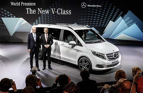 Mercedes-Benz - Per quanto riguarda le dotazioni dei due allestimenti, troviamo per la versione di base un ricco carnet di dispositivi e soluzioni dedicati al comfort. width=