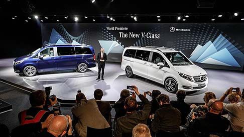 Mercedes-Benz - Più ricca la versione Classe V AVANTGARDE, che aggiunge: sedili e volante in pelle, luci soffuse ambient, inserti in look legno, fari LED High Performance con Intelligent Light System, lunotto apribile separatamente. width=