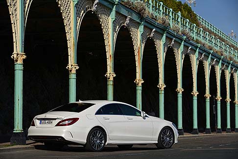 Mercedes-Benz - La tecnica MULTIBEAM LED è in grado di adeguare al meglio istantaneamente e automaticamente la distribuzione della luce in qualsiasi situazione del traffico. width=