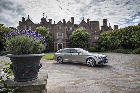 Mercedes-Benz - La gamma delle unità offre cinque efficienti motori. Una novità è rappresentata dal 220 BlueTEC, motore diesel a quattro cilindri ad iniezione diretta common rail, sovralimentato con turbocompressore a gas di scarico a due stadi e tecnologia BlueTEC.  width=