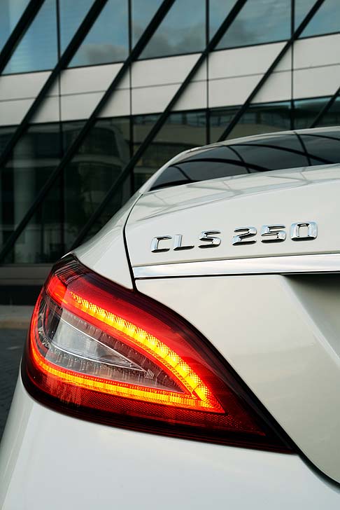 Mercedes-Benz - In abbinamento al nuovo display sospeso sulla head unit sono disponibili a scelta i sistemi di Infotainment Audio 20 CD o COMAND Online. Con entrambi è possibile navigare liberamente in Internet a vettura ferma. width=