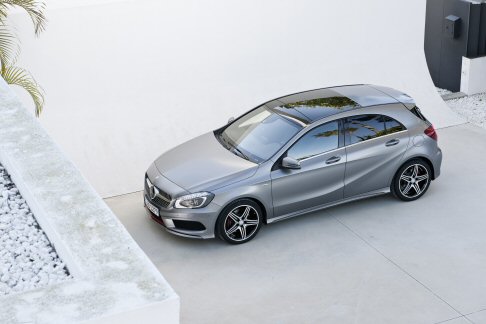 Mercedes - La nuova Classe A è un’auto completamente nuova, nei minimi dettagli che ha offerto ai designer della Stella l’opportunità di cominciare da un foglio di carta bianca, per realizzare la nuova icona del marchio. width=