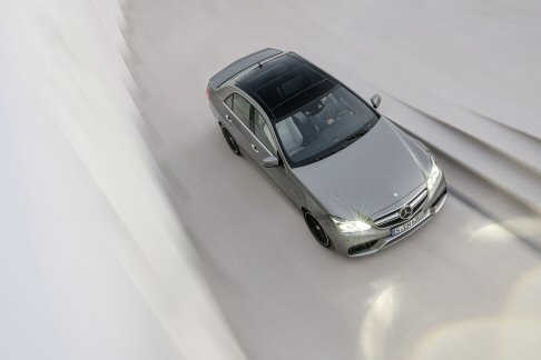 Mercedes-Benz - Gli interni della E 63 AMG S sono personalizzabili ed offrono cuciture di contrasto grigie sui sedili sportivi AMG.  width=