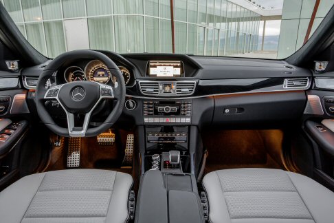 Mercedes-Benz - Il lancio della nuova E 63 AMG a trazione posteriore avverrà ad aprile 2013, la E 63 AMG a trazione integrale e la E 63 AMG modello S verranno lanciate, invece, a giugno. width=