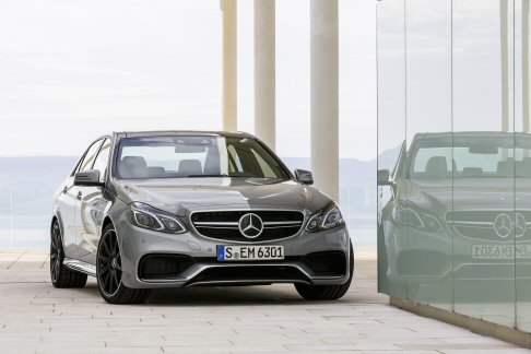 Mercedes-Benz - Con uno scatto da 0 a 100 km/h in 3,6 secondi, la E 63 AMG modello S occupa una posizione di leader. Oltre all'aumento della potenza svolge un ruolo importante anche la trazione integrale 4MATIC AMG. width=