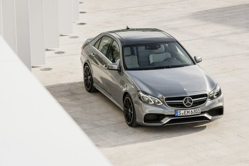 Mercedes-Benz - In dotazione con il cambio sportivo a 7 marce SPEEDSHIFT MCT AMG sono di serie anche la funzione doppietta automatica nel passaggio ad una marcia inferiore e la funzione RACE START. width=