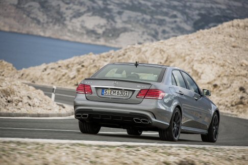 Mercedes-Benz - Tutti i modelli E 63 AMG sono dotati di assetto sportivo RIDE CONTROL AMG con sistema di sospensioni a regolazione elettronica. L'asse anteriore presenta sospensioni meccaniche, quello posteriore sospensioni pneumatiche AIRMATIC. width=