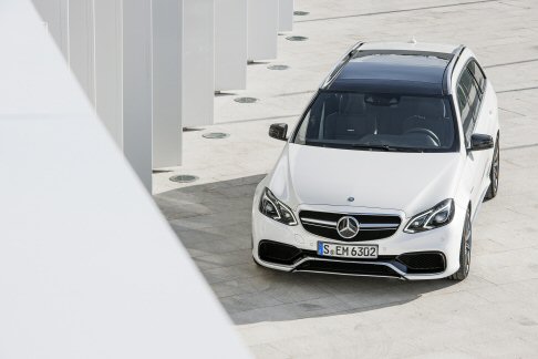 Mercedes-Benz - La E 63 AMG è equipaggiata di serie con cerchi in lega AMG a 10 razze grigio titanio torniti con finitura a specchio. Seguendo la tradizione AMG, la vettura offre un impianto frenante AMG ad alte prestazioni.  width=