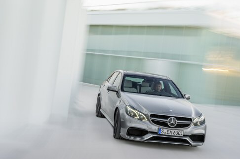 Mercedes-Benz - Tra gli elementi più interessanti troviamo la griglia del radiatore Twin blade AMG cromata color argento e la A-Wing, elemento deflettore che si estende su tutta la larghezza dello spoiler anteriore AMG. width=
