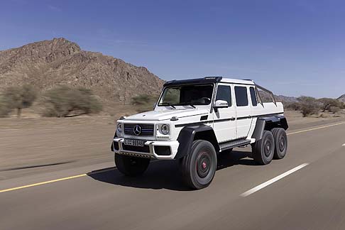 Mercedes-Benz - Attualmente realizzato in sole due versioni, il nuovo e interessante veicolo offroad Mercedes G63 AMG 6X6 si prepara ad un a produzione in serie che consentirà di aggredire letteralmente il mercato di riferimento. width=