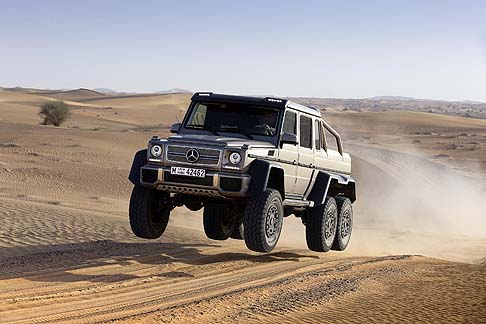 Mercedes-Benz - L'abitacolo risulta ampio e dotato di due poltrone posteriori regolabili ed equipaggiate, come i sedili anteriori, di impianto di ventilazione e climatizzazione del sedile. width=