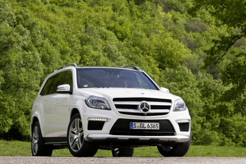 Mercedes - Mercedes GL 63 AMG si arricchisce di nuove fasce paraurti, di nuovi cerchi in lega da 21 pollici, di nuove appendici aerodinamiche, di quattro nuovi terminali di scarico incastonati all’interno del paraurti posteriore, di un nuovo spoiler. width=