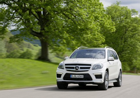 Mercedes - Novità anche a bordo dove spicca il rivestimento specifico, i sedili anteriori sportivi, gli inserti decorativi esclusivi per questa versione, un nuovo volante ed una pedaliera in alluminio. width=