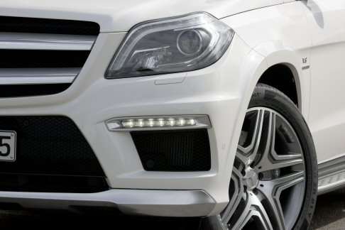 Mercedes - Tutto il carattere del veicolo è, tuttavia, espresso dal potente 5,5 litri V8 bi-turbo benzina della gamma AMG, in grado di erogare ben 525 CV e 700 Nm di coppia massima, che salgono a 557 CV e 760 Nm di coppia massima per la versione Performance. width=