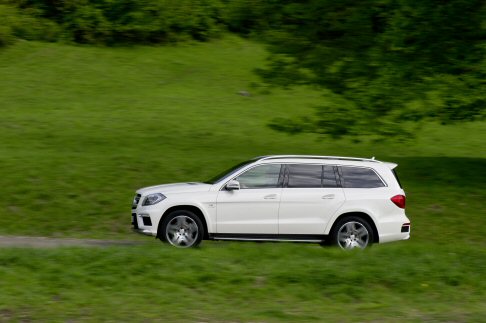 Mercedes - Completano la dotazione un nuovo assetto, più sportivo e rigido, ed un impianto frenante aggiornato, adeguato alla potenza e alle prestazioni.  width=