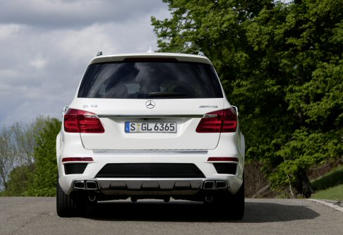 Mercedes - Il suv sportivo vanta, inoltre, il sistema di regolazione automatica delle sospensioni AMG Ride Control, oltre all’Active Curve System che stabilizza il corpo vettura. width=