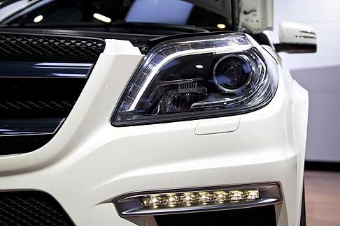 Mercedes - Mercedes-Benz GL 63 AMG gruppi ottici anteriori al Salone di Mosca width=