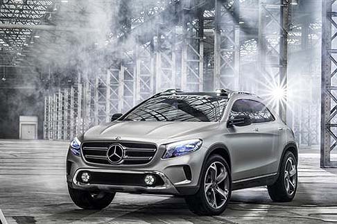Mercedes-Benz - Questa nuova concept car offre caratteristiche incisive come il possente cofano motore con curvature ellittiche e la mascherina sportiva del radiatore. width=