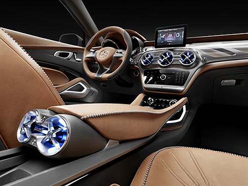 Mercedes-Benz - Tra le dotazioni più innovative di questa concept vanno segnalati i fari anteriori muniti di un proiettore laser. width=
