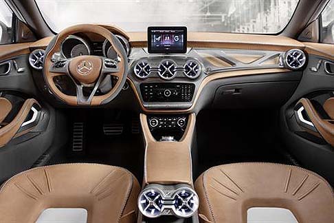Mercedes-Benz - Il Concept GLA dispone di due videocamere HD alloggiate sul roof rail nella parte anteriore del tetto, che consentono di effettuare riprese tridimensionali durante la marcia. width=