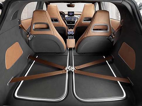 Mercedes-Benz - Il Concept GLA coniuga un design dinamico con la grande versatilità di un’auto per il tempo libero, le cui prestazioni sono assicurate dal potente quattro cilindri turbo a benzina da 1.991 cm3 e 155 kW (211 CV). width=