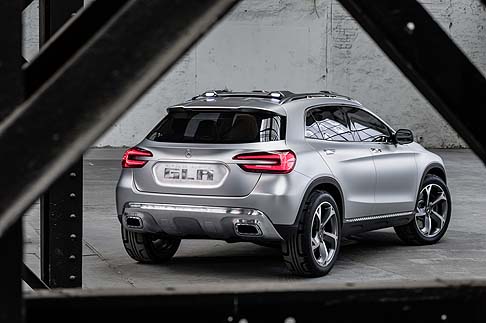 Mercedes-Benz - Forza e superiorità vengono espresse anche nella vista laterale, dove spiccano i cerchi da 20 pollici dal design a cinque razze a turbina asimmetrica, abbinati a pneumatici 255/45 R 20. width=