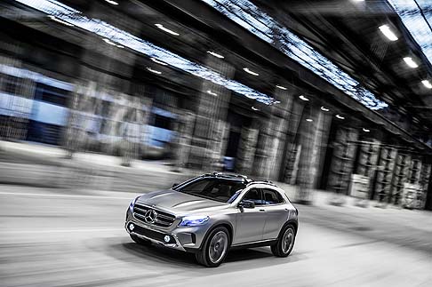 Mercedes-Benz - Gli interni sono in linea con lo stile delle nuove compatte del marchio. A bordo della vettura dominano i rivestimenti in pelle e le superfici in alluminio scuro galvanizzato. width=
