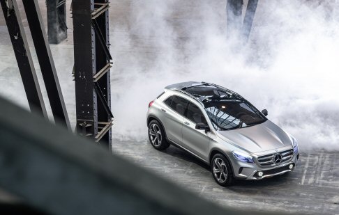 Mercedes-Benz - La plancia portastrumenti è realizzata in più strati. Sulla superficie rivestita in pelle poggia una struttura portante in alluminio lucido e opaco che sostiene anche tutti gli strumenti. width=