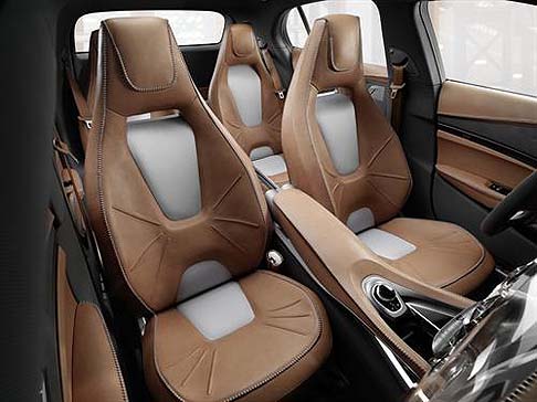 Mercedes-Benz - La superficie piana del vano bagagli è sottolineata dalle sagome rettangolari dei listelli lucidi inseriti nel pianale di carico.  width=
