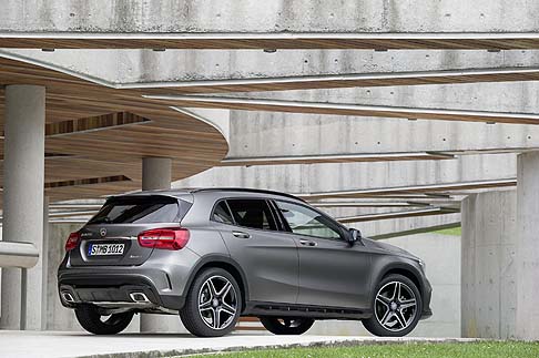 Mercedes-Benz - Sulla Mercedes GLA sono state adottate numerose misure per ridurre il rumore del vento realizzando un’ulteriore sigillatura del giunto tra il portellone e le guarnizioni del tetto e laterali sul portellone width=