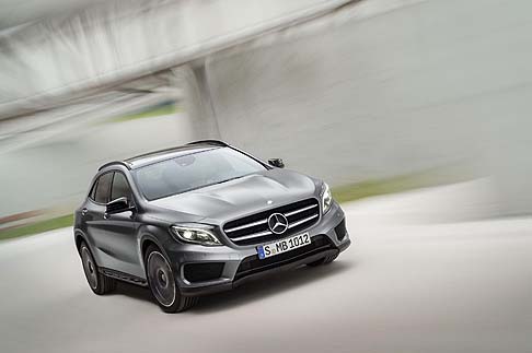 Mercedes-Benz - Con la nuova GLA, Mercedes-Benz introduce un nuovo modello nella famiglia dei propri SUV, reinterpretando Sport Utility Vehicle in un modo nuovo e moderno. width=